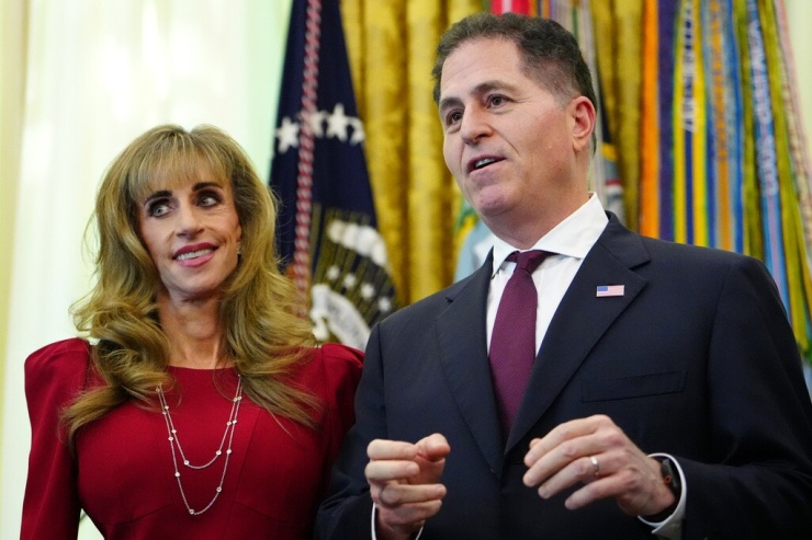 Michael Dell phát biểu, vợ Susan đứng bên cạnh lắng nghe, trong sự kiện cùng Tổng thống Donald Trump tại Phòng Bầu dục, Nhà Trắng, Washington, Mỹ, ngày 7/10. Ảnh: AP