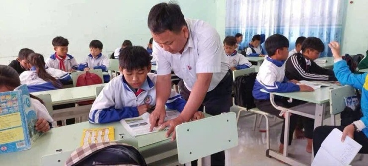Giáo viên gặp khó khăn khi dạy kiến thức ngoài chuyên môn được đào tạo; việc tổ chức môn Khoa học tự nhiên, Lịch sử và Địa lý cũng đặt ra yêu cầu về sự phối hợp giảng dạy và tính liền mạch của kiến thức.