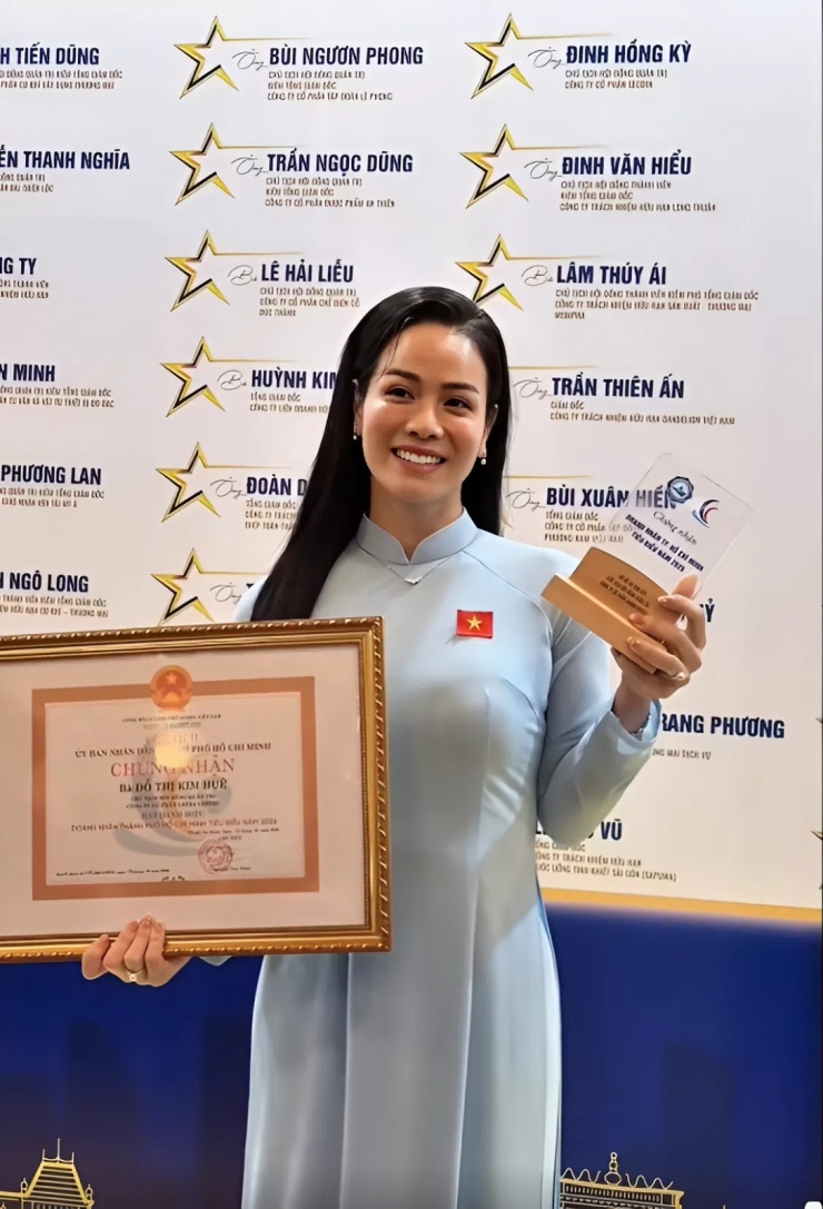 Ảnh sao 14/10: Đỗ Mỹ Linh mừng sinh nhật ở quán bún ngan - 5