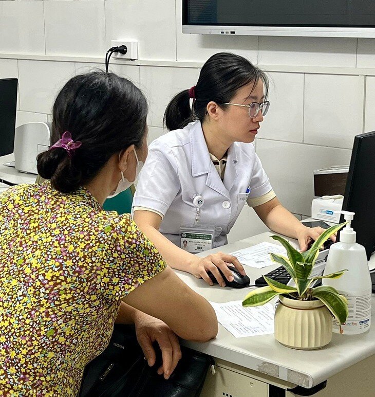 Thăm khám tư vấn cho bệnh nhân tại Viện Y học hạt nhân và Ung bướu Bạch Mai, Bệnh viện Bạch Mai. Ảnh: BM