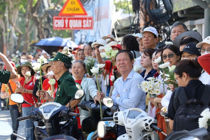 Người dân hát 'Bài ca không quên' tiễn đưa các liệt sĩ - 4