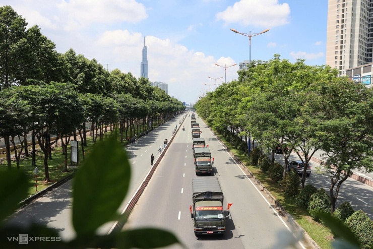 Đoàn xe qua vòng xoay Nguyễn Bỉnh Khiêm - Điện Biên Phủ (quận 1 cũ), hướng về cầu Sài Gòn, sau đó qua đường Võ Nguyên Giáp - hướng nhìn về trung tâm với tòa nhà Landmark 81 tầng. Sáng nay, lực lượng Bộ Tư lệnh TP HCM gắn hoa trắng dọc thành cầu. Trên đường Điện Biên Phủ, các đơn vị chức năng túc trực phân luồng, hướng dẫn xe lưu thông.