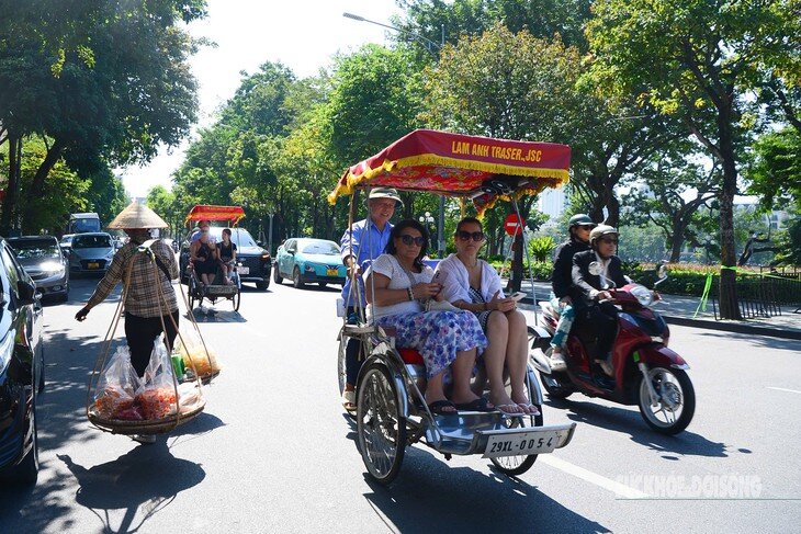 Miền Bắc nắng dài ngày giữa mùa Thu là bất thường. Ảnh: Tuấn Anh