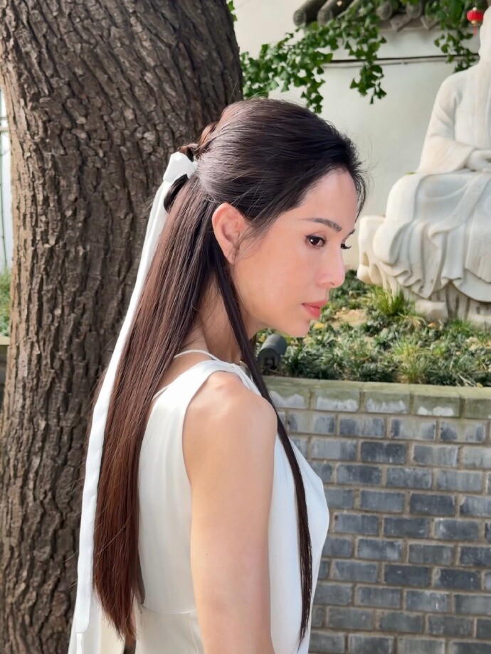 Lý Nhược Đồng đến thăm Cổ Mộ. Video: Weibo