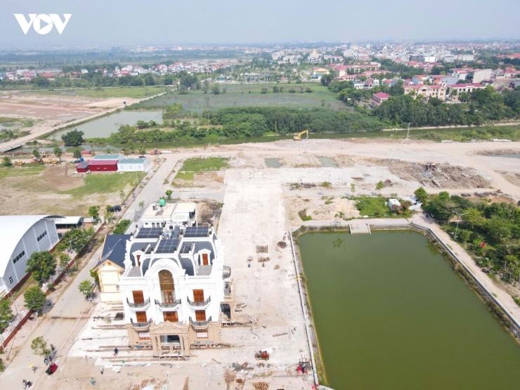 Theo ghi nhận của phóng viên Báo Điện tử Tiếng nói Việt Nam, nhằm phục vụ dự án đường kết nối sân bay Gia Bình với Hà Nội, chủ một căn biệt thự 4 tầng tại phường Thuận Thành, thành phố Bắc Ninh lựa chọn phương án di chuyển nguyên khối công trình thay vì phá dỡ. Sau nhiều ngày thi công, căn biệt thự đã được dịch chuyển khoảng 400 m khỏi vị trí ban đầu.