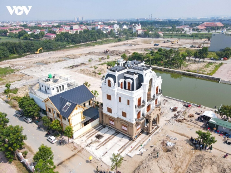 Thay vì tháo dỡ để bàn giao mặt bằng, chủ nhân căn biệt thự đã quyết định di chuyển toàn bộ căn biệt thự đến vị trí mới nhằm giữ lại công trình đã được đầu tư nhiều tâm huyết. Công việc được thực hiện bởi một đơn vị chuyên di dời công trình, thường được gọi là “thần đèn”.