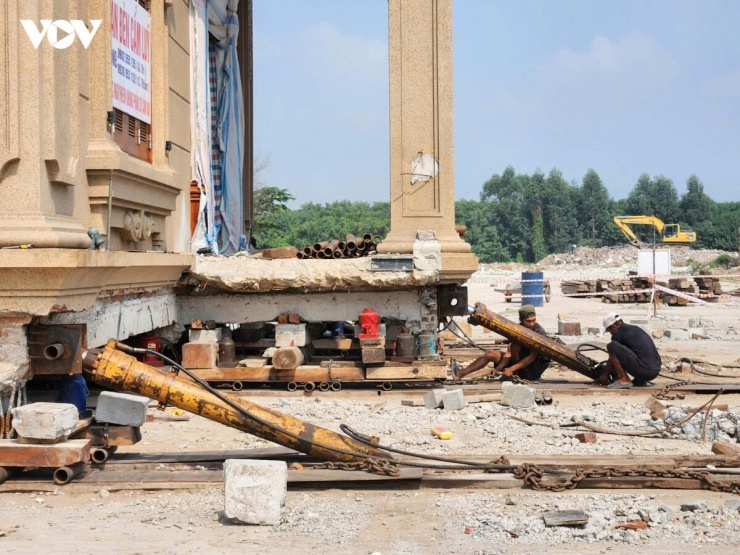 Đến ngày 14/10, căn biệt thự đã được di chuyển về tới đích (vị trí móng mới).