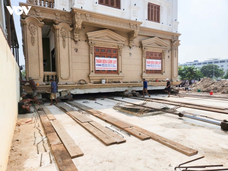 Với quy mô lớn, trọng lượng công trình lên tới hàng trăm tấn, quá trình di dời đòi hỏi tính toán kỹ lưỡng về kết cấu, tải trọng, nền đất và độ ổn định nhằm bảo đảm an toàn trong suốt quá trình dịch chuyển.