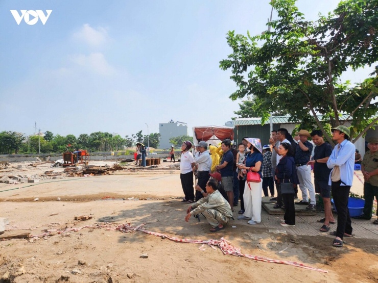 Quá trình thi công thu hút sự quan tâm của nhiều người dân đến theo dõi.