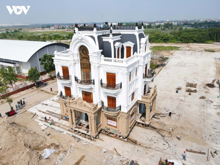 Ông Nguyễn Công Sơn - chủ căn biệt thự cho biết, gia đình lựa chọn di dời thay vì phá bỏ bởi căn nhà là thành quả được đầu tư nhiều tâm huyết trong nhiều năm. “Nếu di dời được thì vừa giải phóng mặt bằng, vừa giữ lại được căn nhà nên gia đình lựa chọn phương án này”, ông Sơn nói.