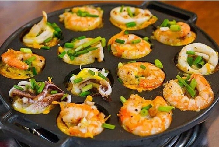 Bánh khọt được làm chín trên khuôn gang.