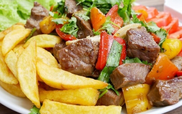 Để bò lúc lắc mềm ngon, nên chọn thịt thăn ít gân, ướp cùng tỏi và có thể thêm một thìa canh bột bắp để giữ độ ẩm