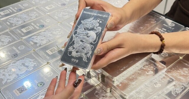 Giá bạc hôm nay: Giá bạc trong nước và thế giới tiếp tục giảm
