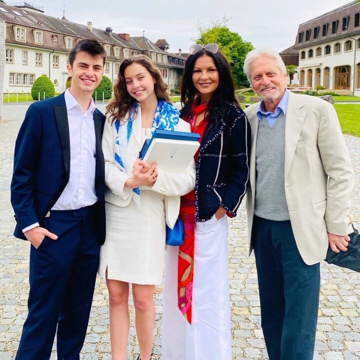 Michael Douglas bên vợ, diễn viên Catherine Zeta-Jones, và hai con. Ảnh: Instagram