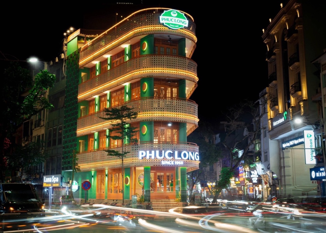 Phúc Long Dragon tại 82 Hàng Điếu lại gây ấn tượng với sắc cam đất nung ấm áp