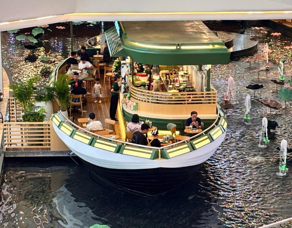 “Du thuyền” giữa hồ sen tại Phúc Long Smart City