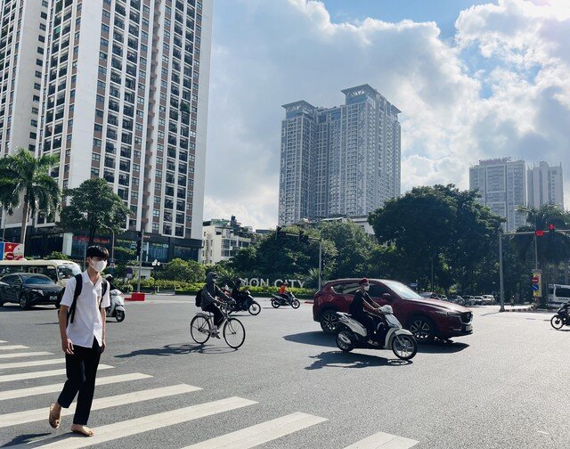 Theo dự báo thời tiết, Hà Nội có nắng nóng kéo dài đến hết tuần. Ảnh: T.H