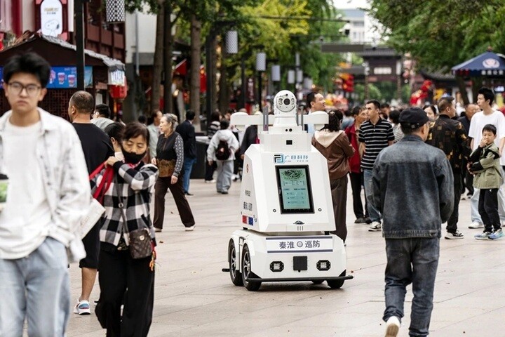 Một robot tuần tra tự hành của cảnh sát ở Nam Kinh, Trung Quốc, ngày 1/10/2026. (Ảnh: Bloomberg)