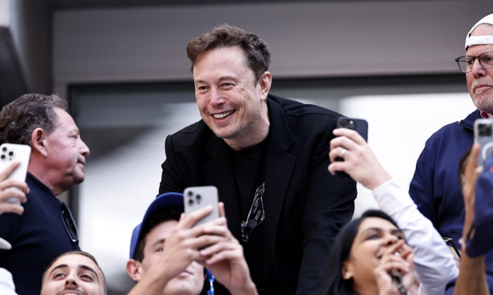 Tỷ phú Elon Musk dự báo AI và robot hình người sẽ tạo ra một thời đại dư dả. Ảnh: Yonhap