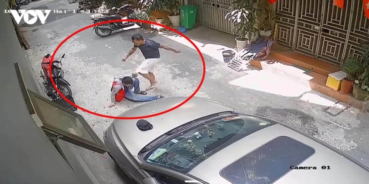 Người đàn ông xăm trổ hành hung dã man nam thanh niên mặc áo giao hàng