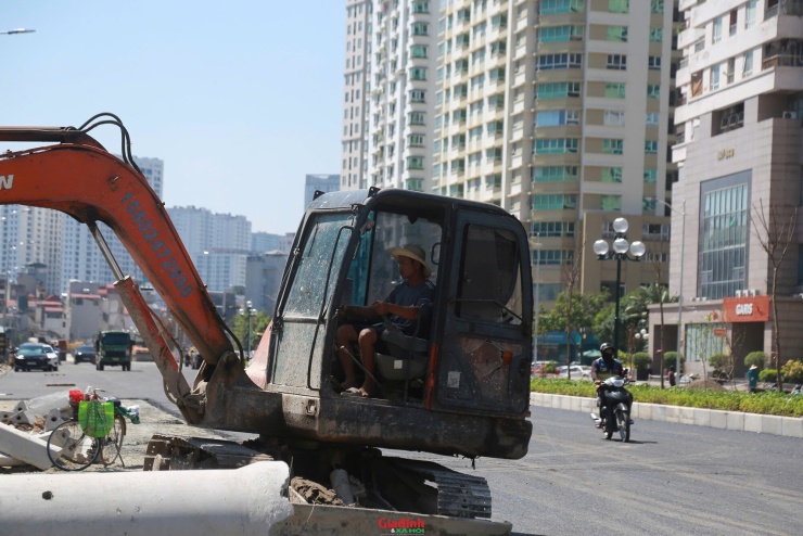 Nhiều nhóm công nhân được chia ca làm việc khẩn trương để kịp tiến độ bàn giao mặt bằng.