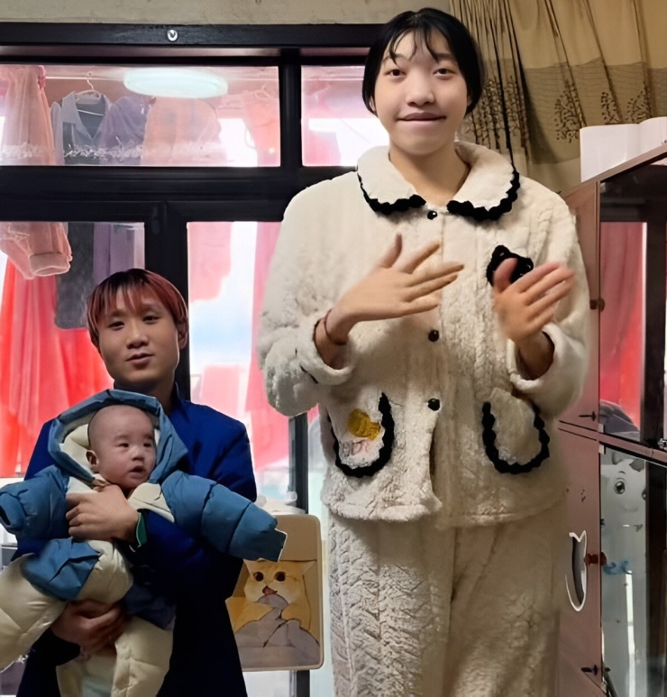 Xiaoyue bên bạn trai và con trai. Ảnh: TikTok