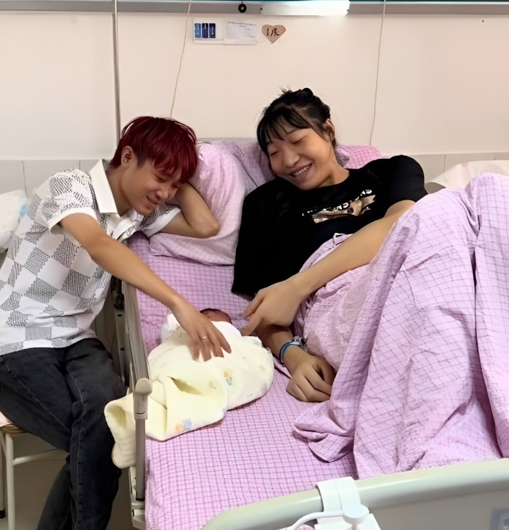 Đôi tình nhân hạnh phúc bên con trai chào đời năm ngoái. Ảnh: TikTok