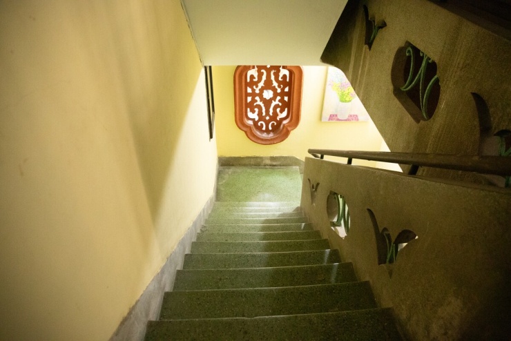 Các họa tiết trang trí trong nhà cũng được gia đình lựa chọn với những ý nghĩa riêng. Chữ “Phúc”, chữ “Thọ” xuất hiện đan xen trên cửa phòng, cửa sổ và các mảng tường, gửi gắm mong ước về cuộc sống hạnh phúc, sức khỏe và sự trường thọ cho các thế hệ trong gia đình.