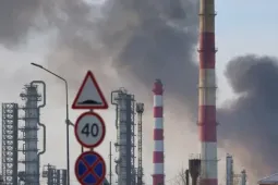Nga tố Ukraine tấn công nhà máy lọc dầu bất chấp đề xuất ngừng bắn