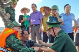 Tàu cá Quảng Trị cứu sống ngư dân Hà Tĩnh mất tích gần hai ngày trên biển