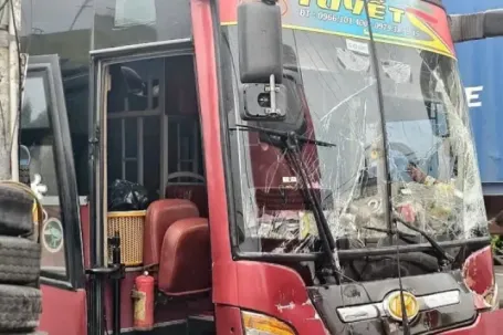 Xe giường nằm chở 20 khách tông liên hoàn 4 ô tô trước chợ Thủ Đức