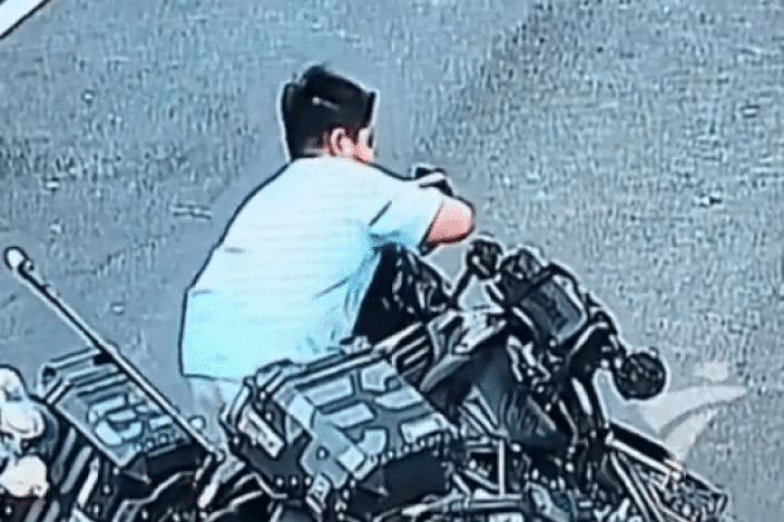 Bé trai kiên trì dựng môtô phân khối lớn bị mình xô ngã