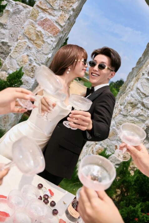 Rất nhiều người đến chung vui cùng cặp đôi. Ảnh: QQ