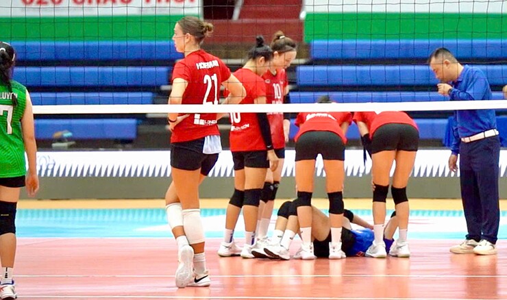 Libero trẻ nhất bóng chuyền nữ VN bị ngoại binh đập bóng trúng mặt, khóc nức nở tưởng lệch cả hàm - 3