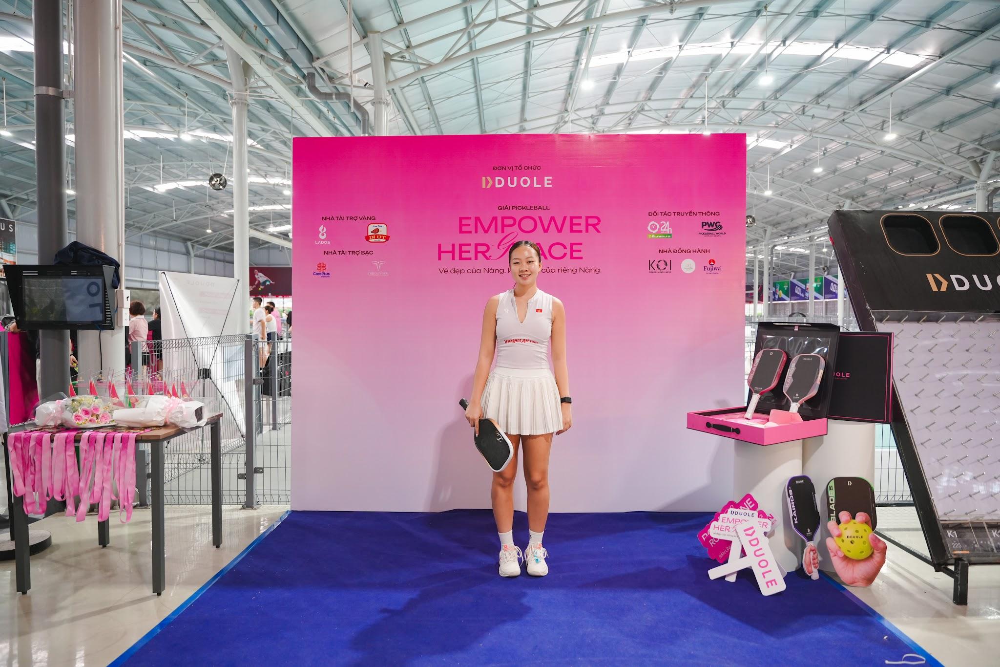 Đại sứ thương hiệu Sophia Phương Anh tại lễ ra mắt BST Rosé Edition.