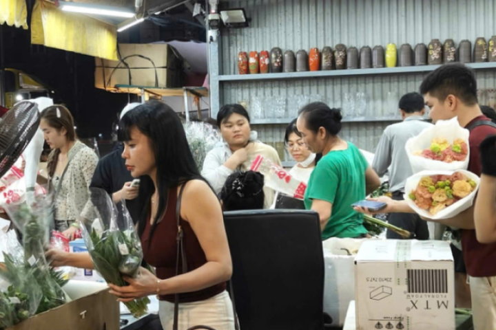 Thị trường hoa tươi chợ Quảng An nhộn nhịp trước ngày 20/10