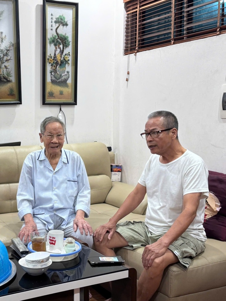Ông Triển (phải) và hàng xóm ở tầng 4, chung cư Kim Văn - Kim Lũ. Ảnh: Phạm Nga