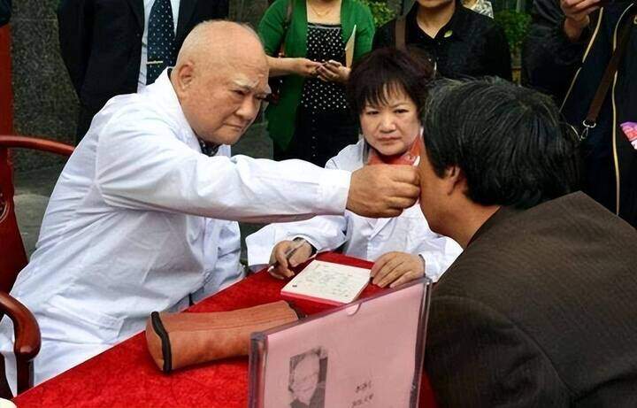 Bác sĩ Lý Tế Nhân vẫn tiếp tục làm việc khi tuổi cao.
