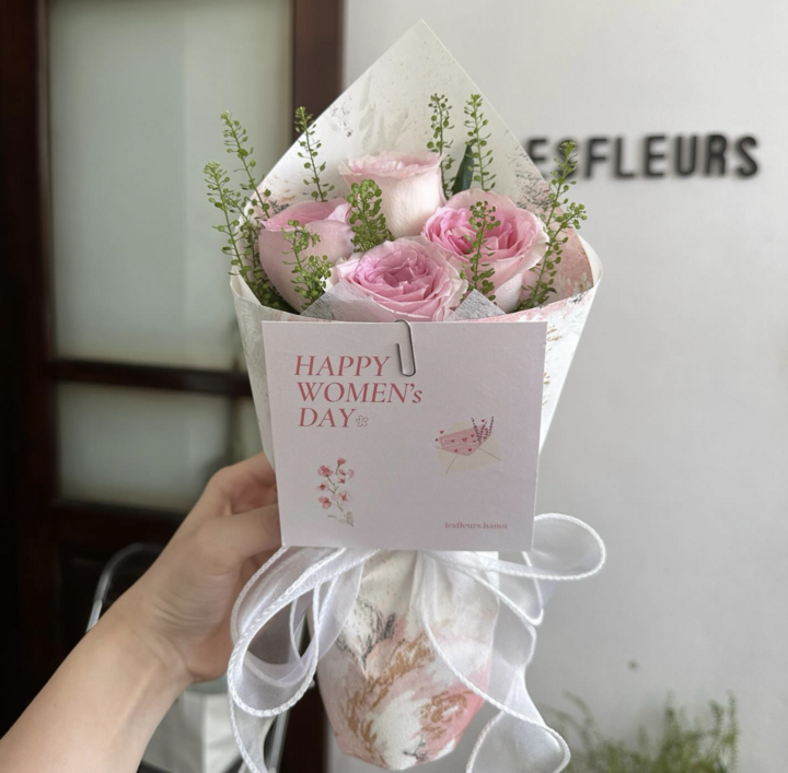 Hoa tươi là món quà quen thuộc trong những dịp lễ dành cho phụ nữ.