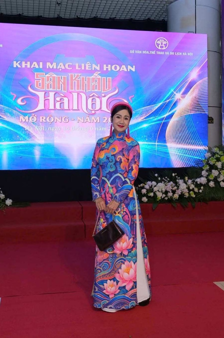 Mê mẩn vẻ đẹp của NSND Thu Hà ở tuổi 57 - 3