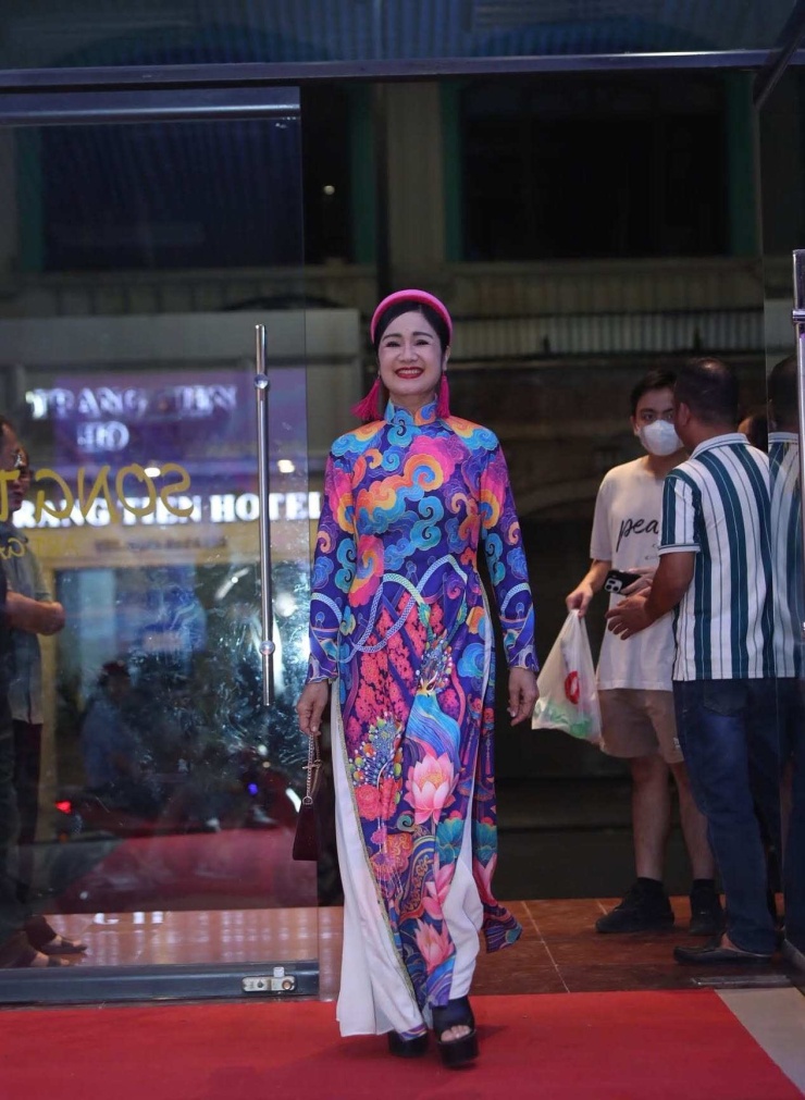 Mê mẩn vẻ đẹp của NSND Thu Hà ở tuổi 57 - 2