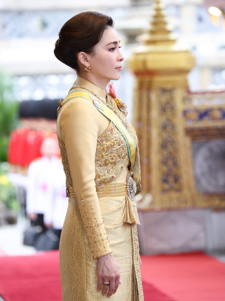Hoàng hậu Thái Lan chuộng tóc búi quý phái - 3