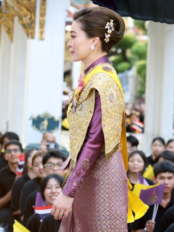 Hoàng hậu Thái Lan chuộng tóc búi quý phái - 6