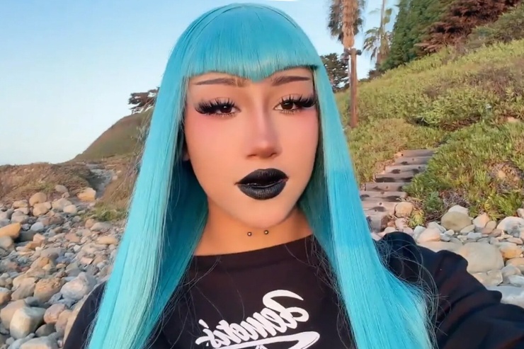 North West xuất hiện với son môi đen và khuyên cổ trong một video TikTok. Ảnh: North West/ TikTok