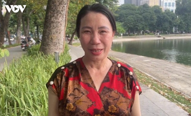 Chị Nguyễn Thị Hương (phố Nguyễn Du) cho biết: mùi hoa sữa nồng nặc mỗi mùa nở rộ khiến chị nhức đầu, mất ngủ. Trước đây, khi nhà có cây hoa sữa, chị từng phải bẻ bỏ hết hoa để giảm mùi hương. “Mùi hoa sữa hắc lắm và khó chịu. Nhiều hôm hoa nở rộ, mùi sực lên khiến tôi mất ngủ, rất nhức đầu”.