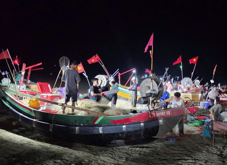 Tàu cá cập bến. Ảnh: K.T.