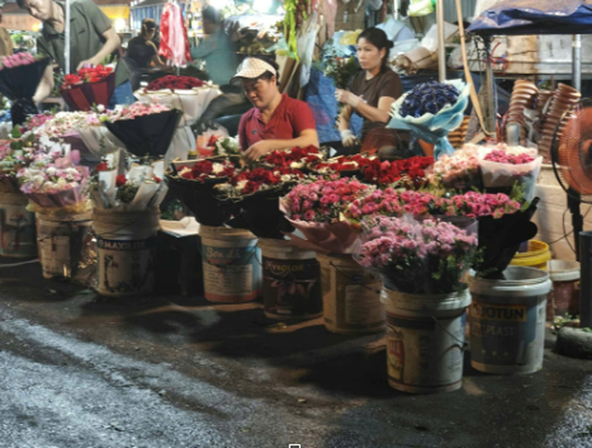 Thị trường hoa tươi chợ Quảng An nhộn nhịp trước ngày 20/10 - 2