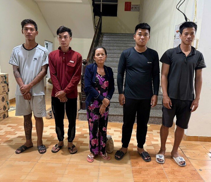 Nguyễn Thị Sương và 4 đồng phạm. Ảnh: Công an tỉnh An Giang.