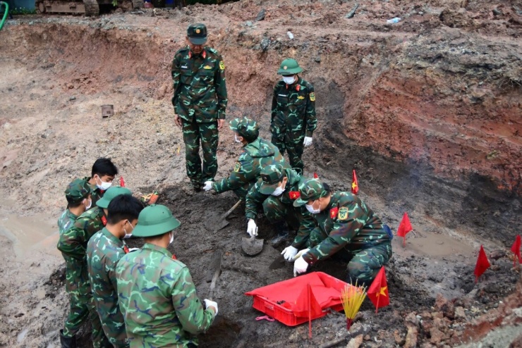 Các lực lượng tiếp tục mở rộng phạm vi tìm kiếm, quy tập hài cốt liệt sĩ tại Khu B, Công viên Lê Thị Riêng, TP.HCM. Ảnh: Bộ Tư lệnh TP.HCM cung cấp