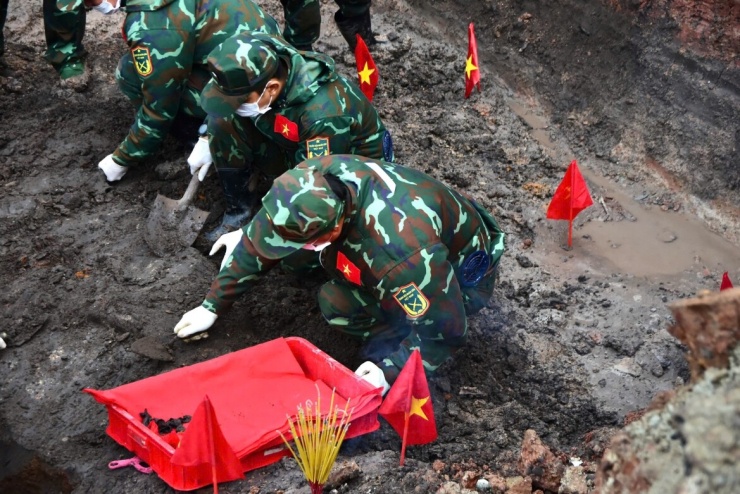 Từng lớp đất được kiểm tra kỹ lưỡng trong quá trình tìm kiếm, quy tập. Ảnh: Bộ Tư lệnh TP.HCM cung cấp